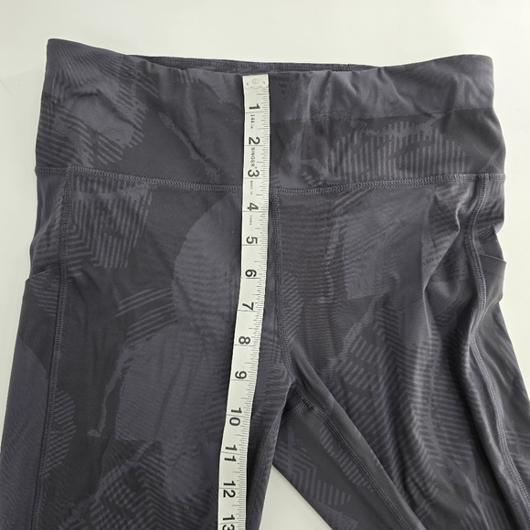 Vuori Stride grey leaf design 7/8 high rise Legging size medium - Picture 6 of 7